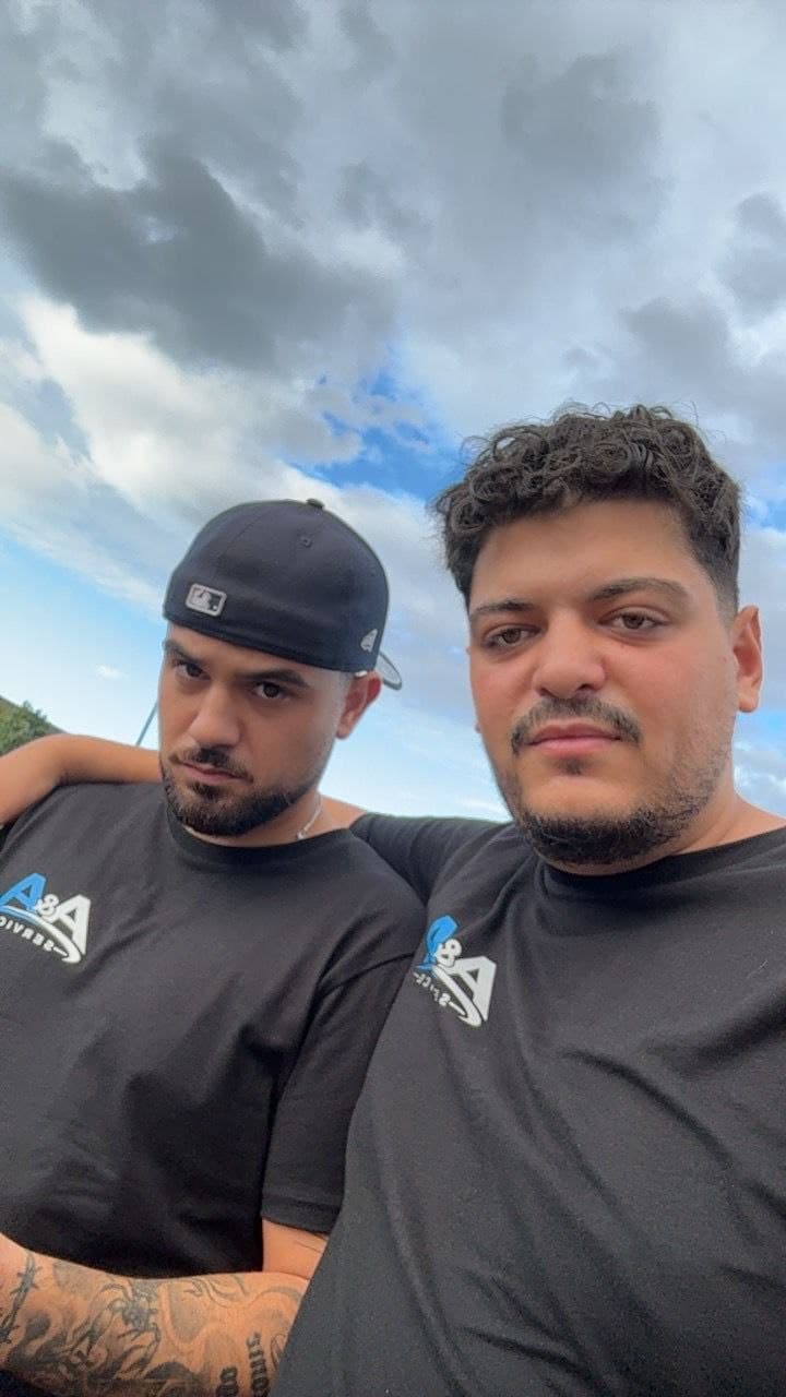 Das A&A Service Team vor dem Transporter
