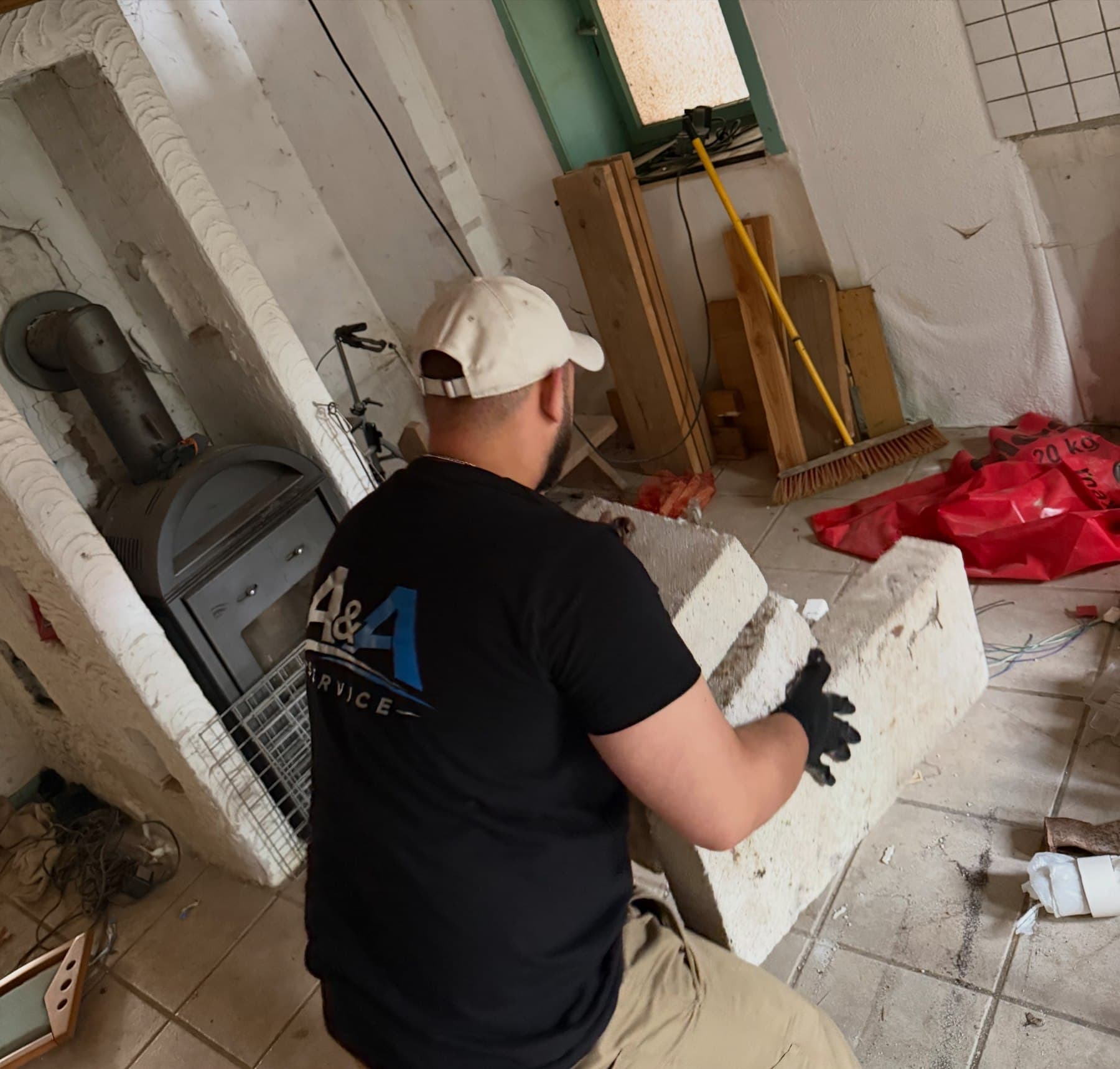 A&A Service Mitarbeiter bei der Entkernung eines Kamins