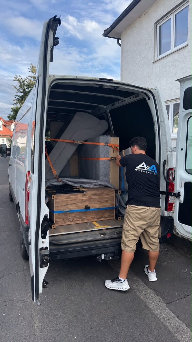 A&A Service Mitarbeiter sichert Möbel im Transporter