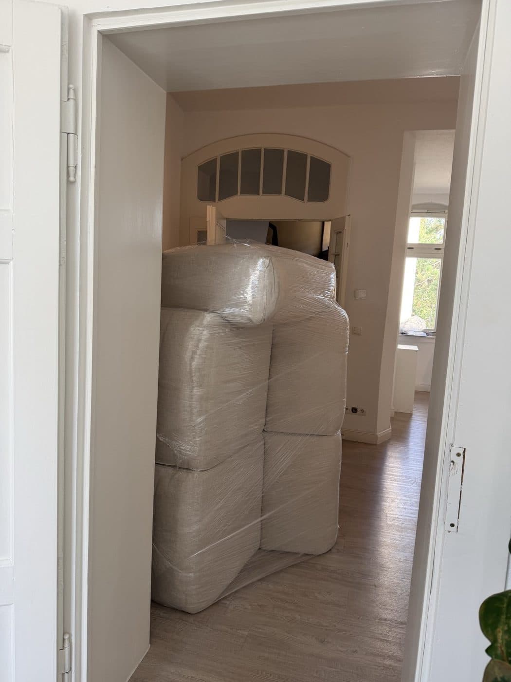 In Folie verpacktes Sofa für den Transport