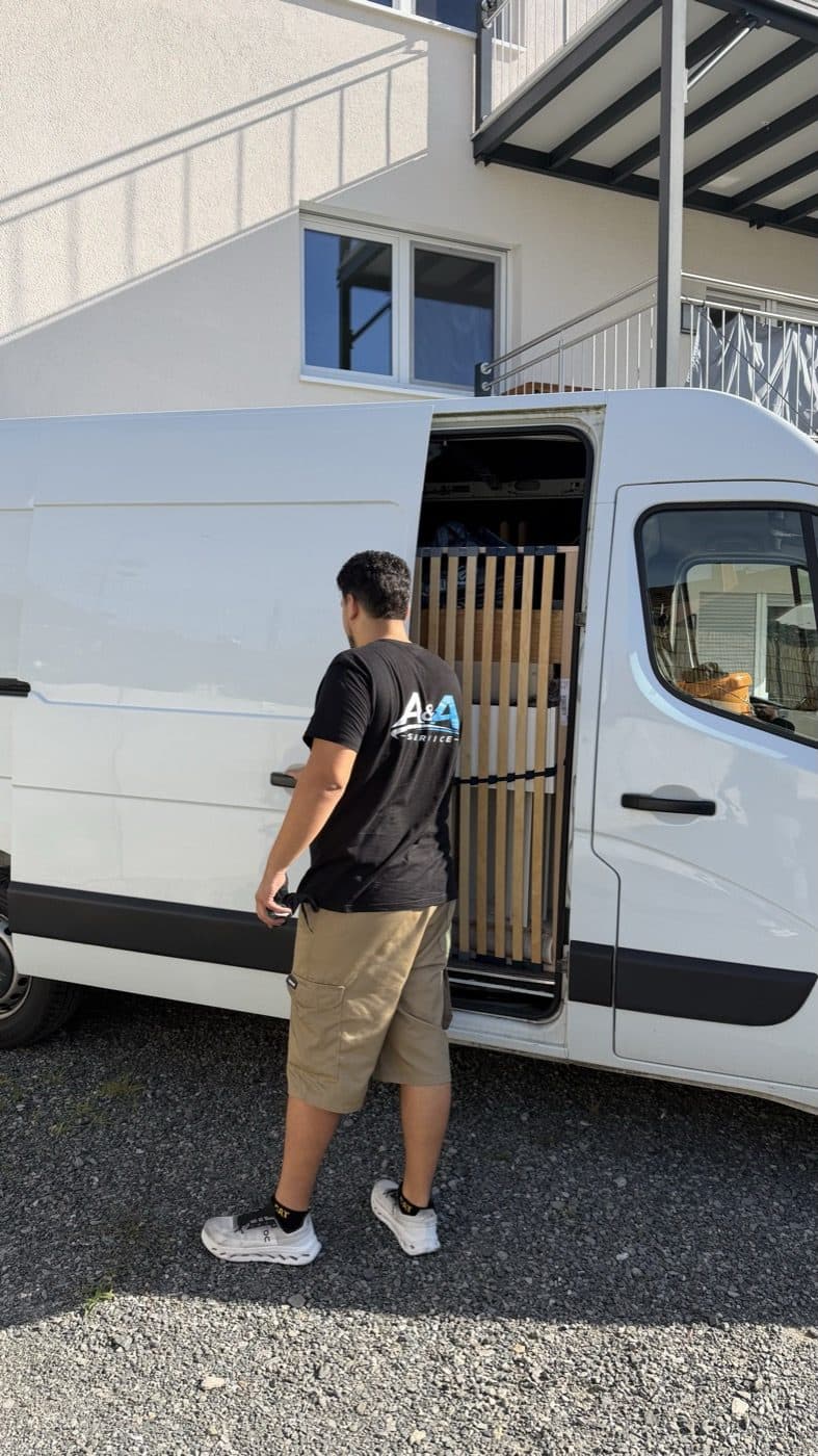 A&A Service Mitarbeiter verlädt ein Lattenrost