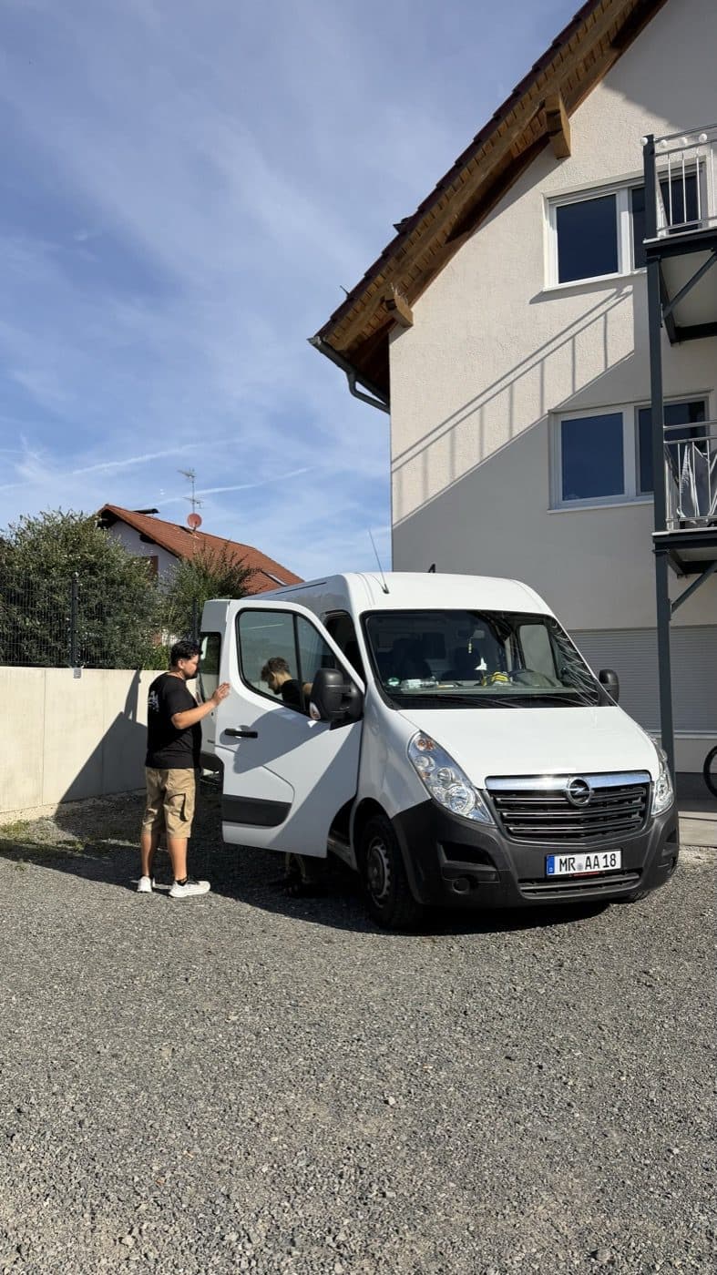 A&A Service Transporter vor einem Wohnhaus