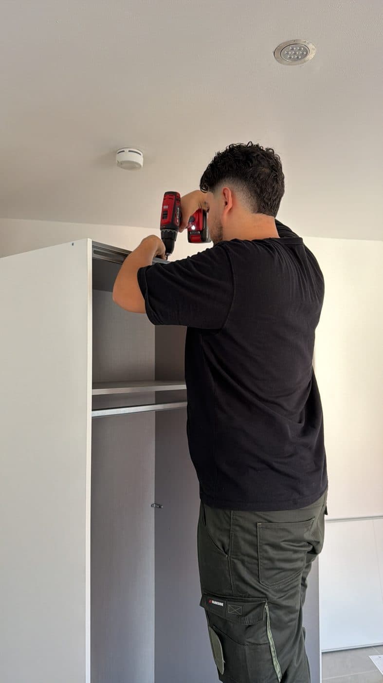 A&A Service Mitarbeiter montiert einen Kleiderschrank