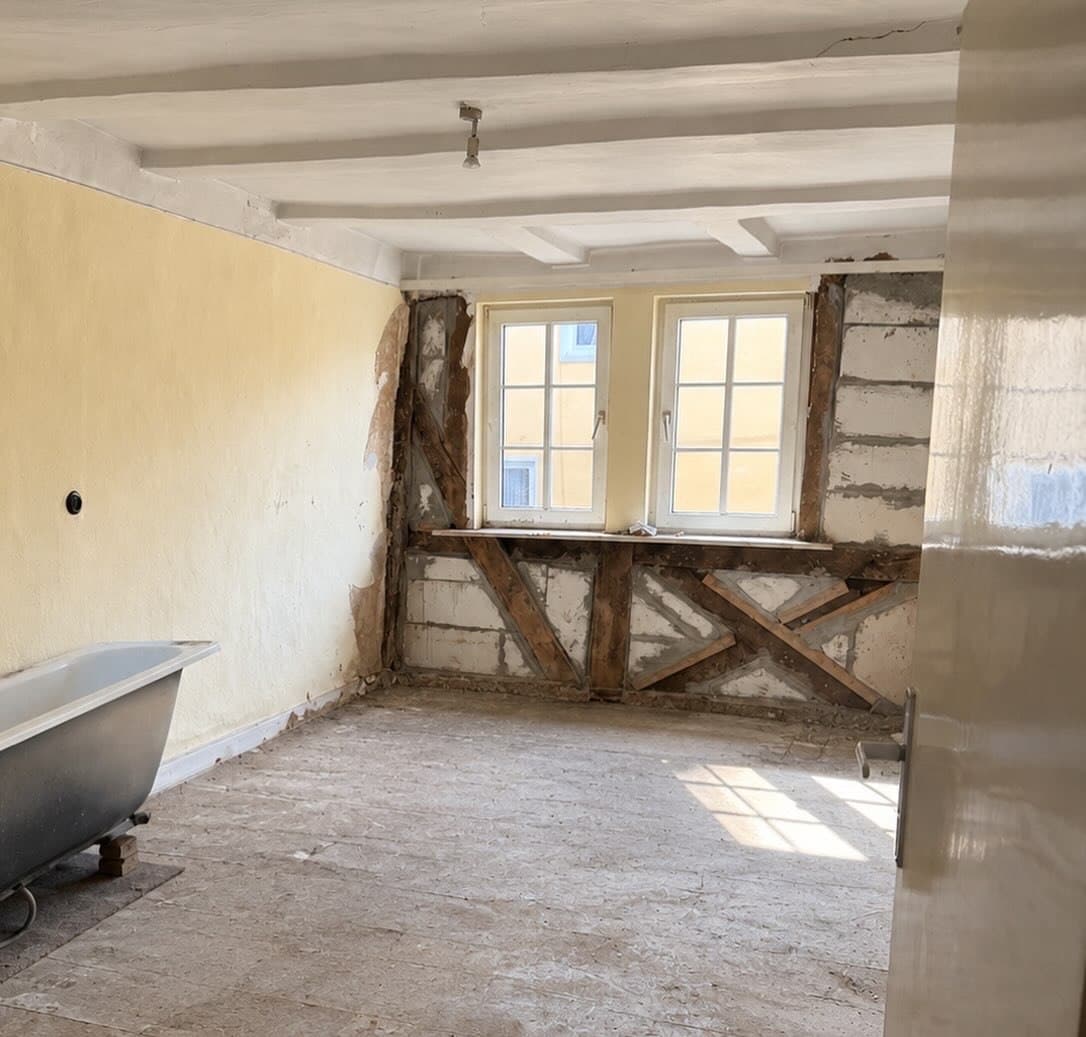 Zimmer nach der Räumung mit alter Badewanne