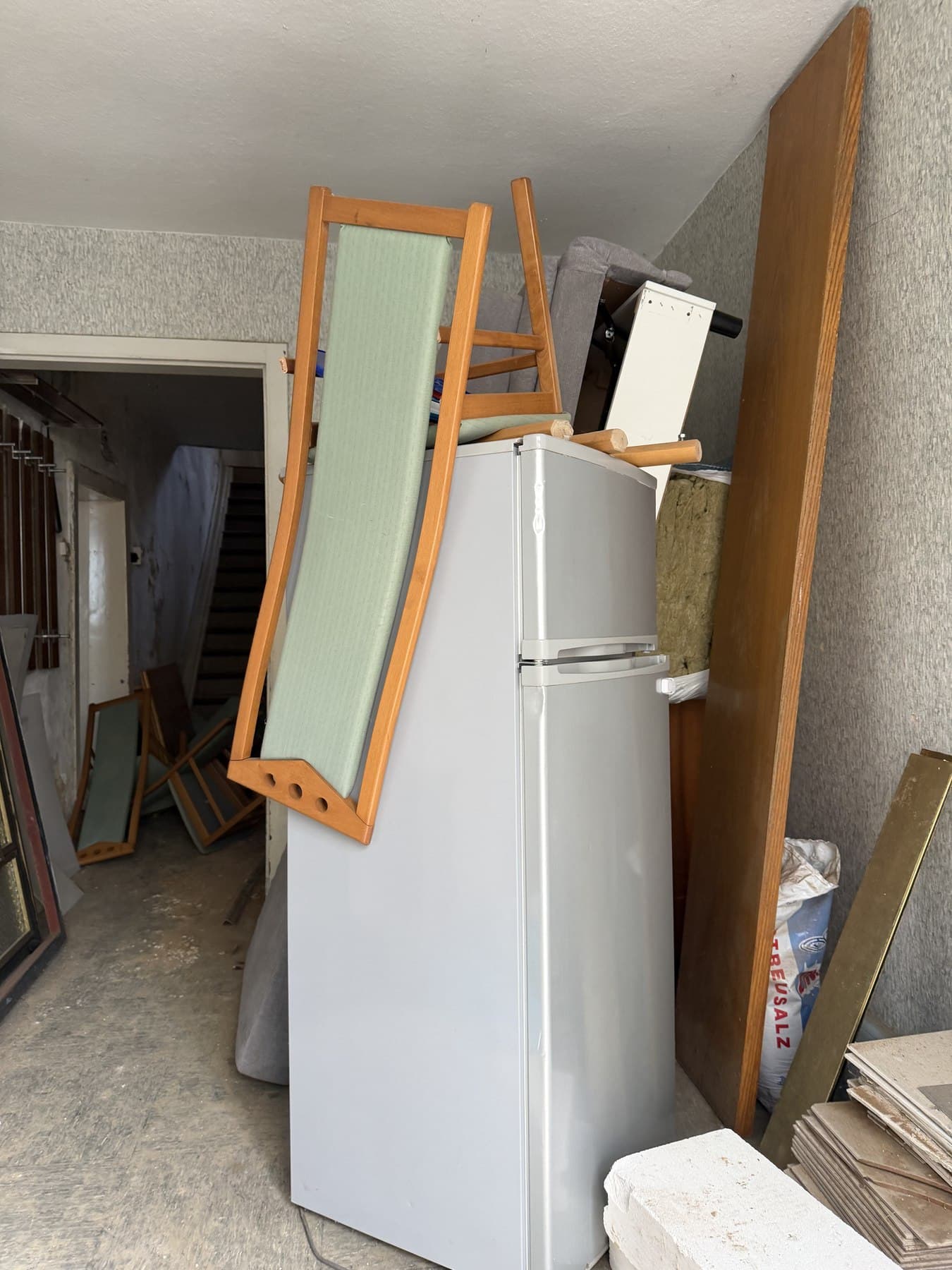 Zimmer voller Möbel und Hausrat vor der Haushaltsauflösung